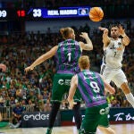 Campazzo busca a un compañero con un pase en el aire delante de Osetkowski y Díaz