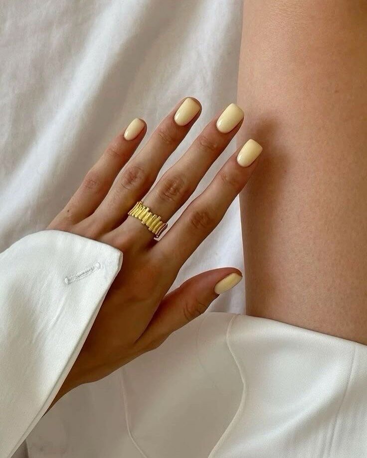 Manicura amarilla.