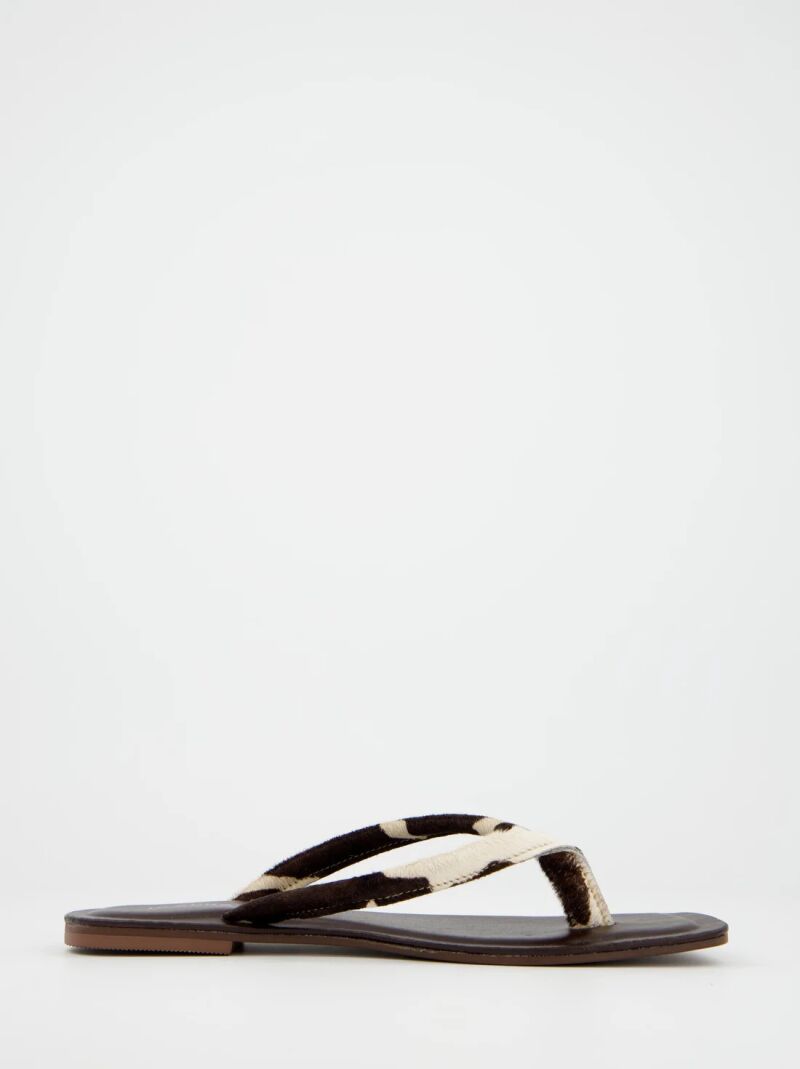 Chanclas de estampado animal.