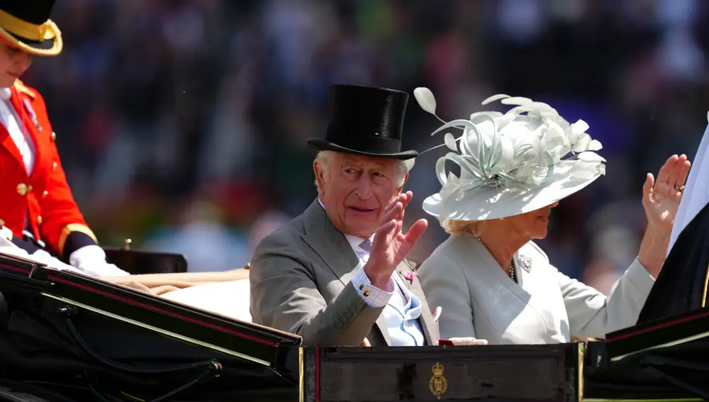 El rey Carlos III y Camilla Parker en las carreras de Ascot