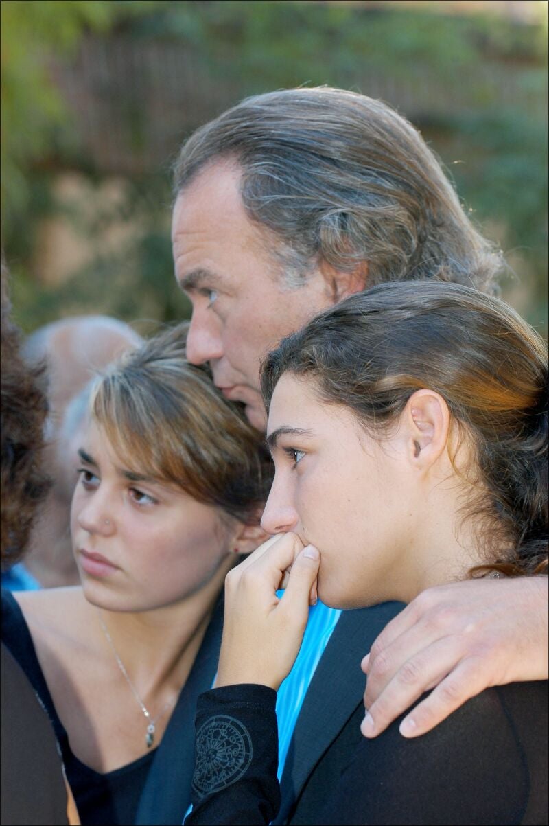 Bertín Osborne con sus hijas, Claudia y Eugenia, en el funeral de Sandra Domecq