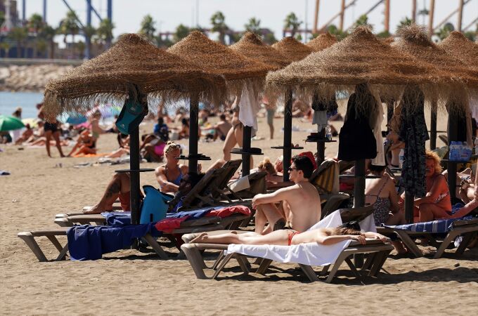 Bañistas en la playa en Málaga