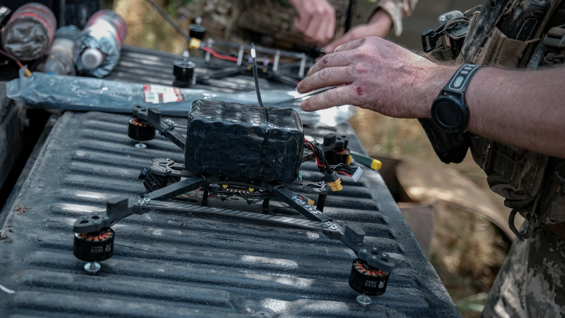 Donetsk (Ukraine), 17/06/2025.- A drone unit from the 93rd Brigade of the Ukrainian Army prepare their fibre-optic FPV drones (First-person view) for flight during a training session near the Kostyantynivka frontline, in Donetsk, Ukraine, 17 June 2025. Unlike radio-controlled drones, those operating via fibre optics are immune to jamming. With unmanned vehicles playing an increasingly significant role on the battlefield, the Ukrainian government aims to boost the proportion of drones controll...