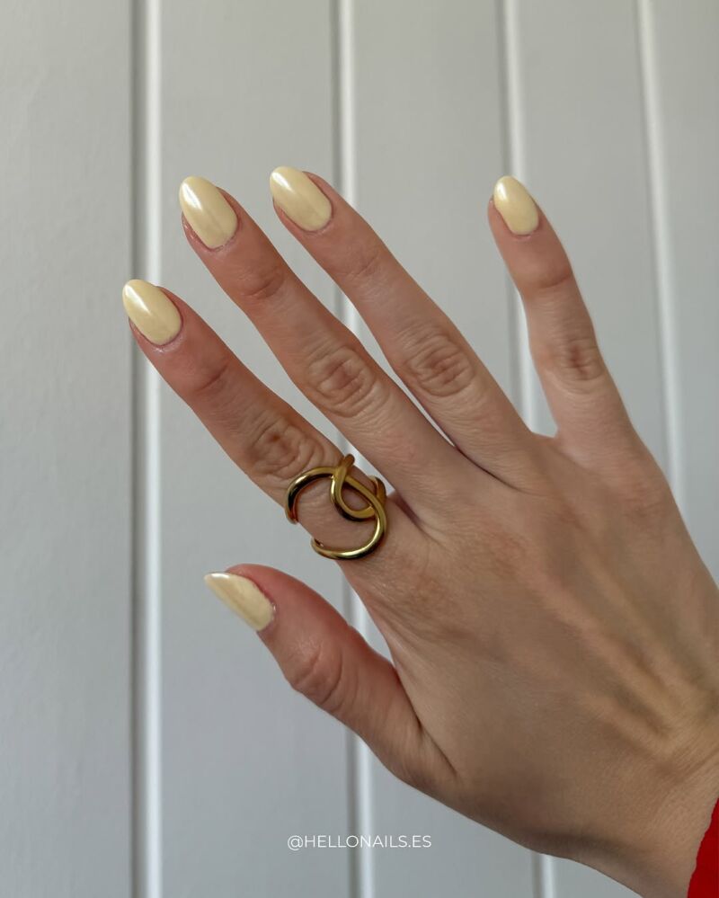 Manicura amarilla de efecto 'glazed'.