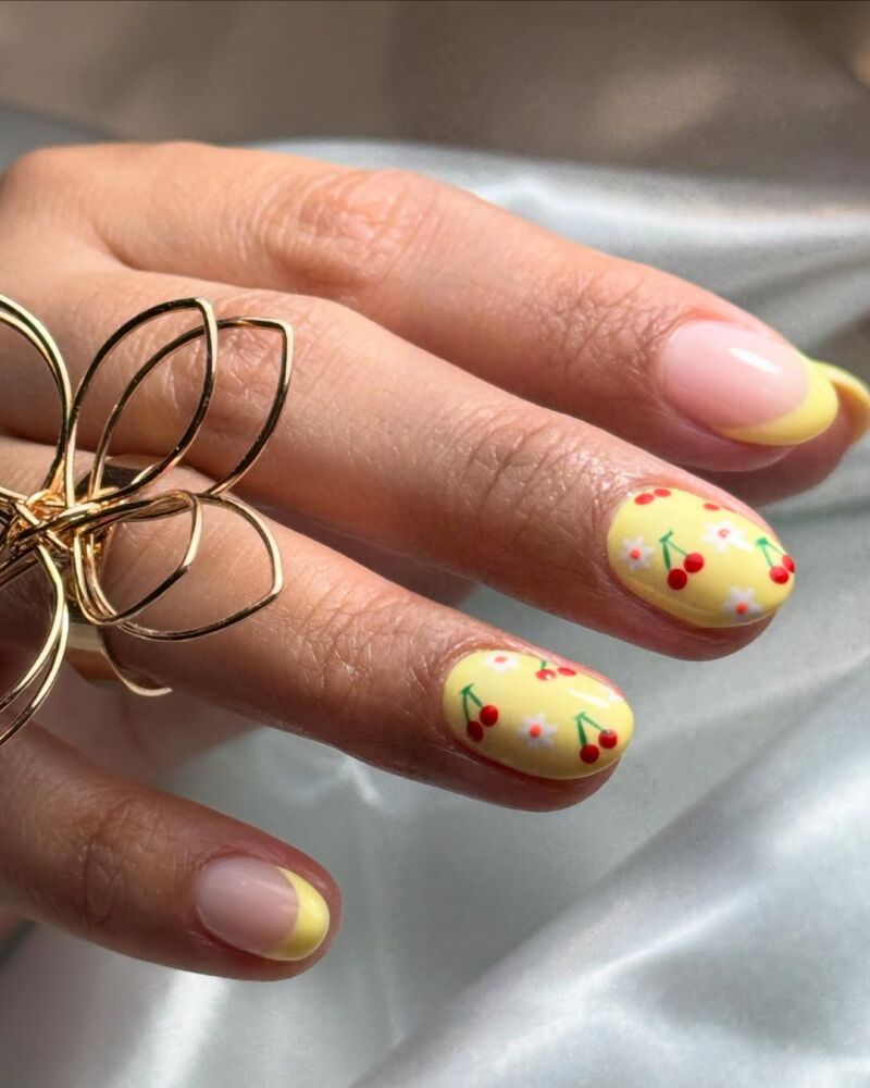 Manicura amarilla con diseño veraniego.