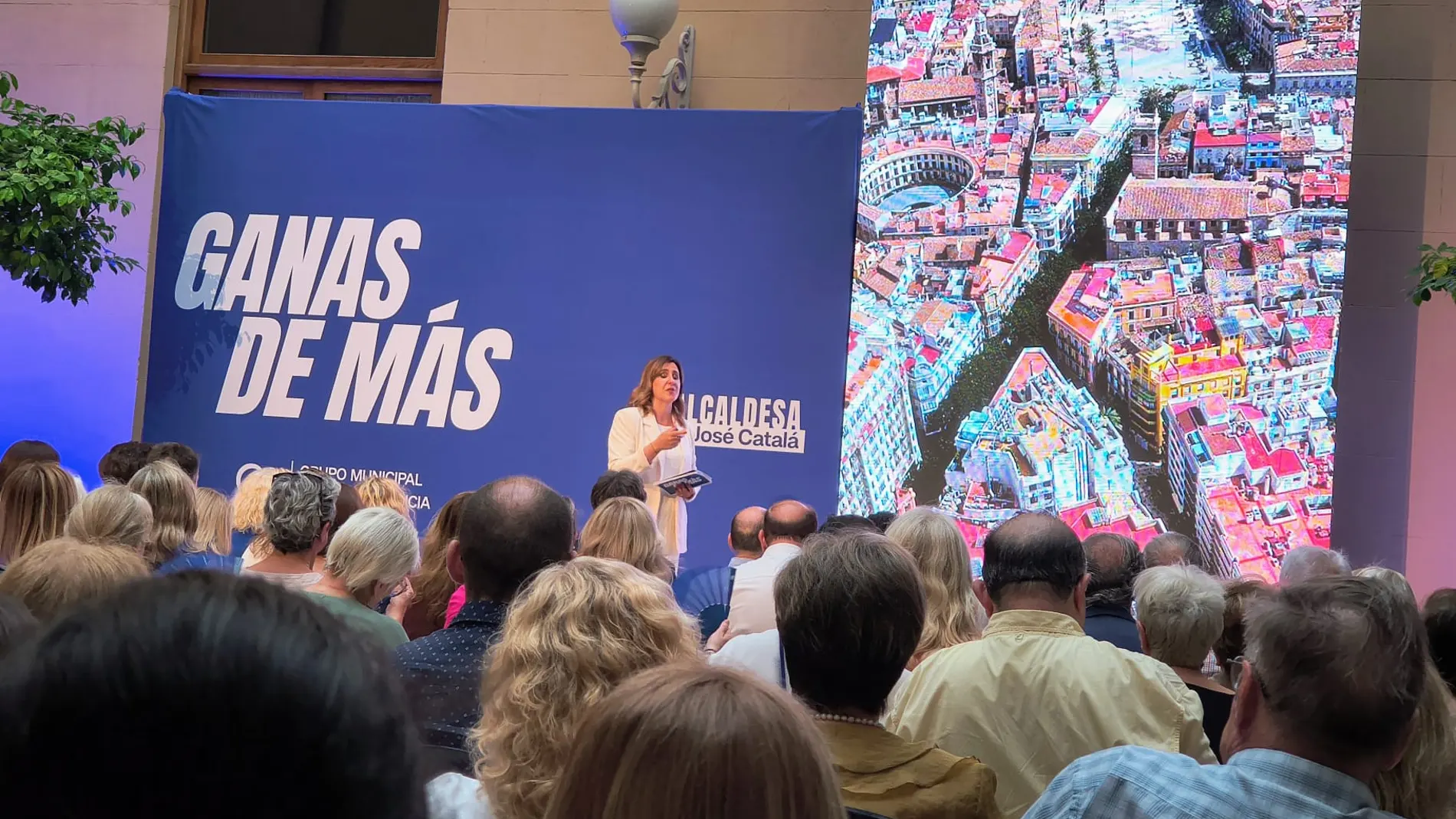 La alcaldesa ha llenado a rebosar el Palacio de la Exposición, en Valencia