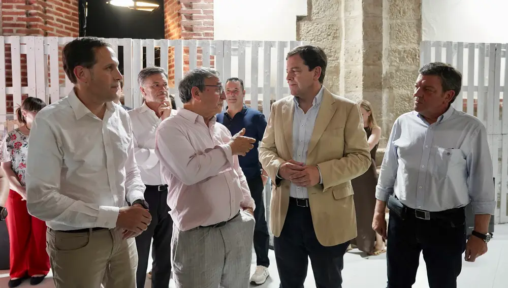 (I a D) El presidente de la Diputación de Valladolid Conrado íscar; el alcalde de la localidad vallisoletana de Villalar de los Comuneros Luis Alonso Laguna; el presidente de la Junta de Castilla y León, Alfonso Fernández Mañueco, y el consejero de Presidencia Luis Miguel González Gago en el acto de homenaje al ‘Folk Castellano y Leonés’