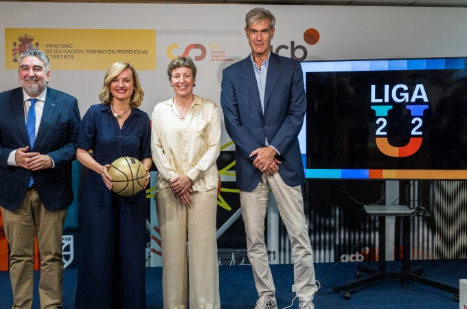 El presidente del Consejo Superior de Deportes (CSD), José Manuel Rodríguez Uribes; la ministra de Educación, Formación Profesional y Deportes, Pilar Alegría; la presidenta de la Federación Española de Baloncesto (FEB), Elisa Aguilar y el presidente de la Liga Endesa, Antonio Martín 