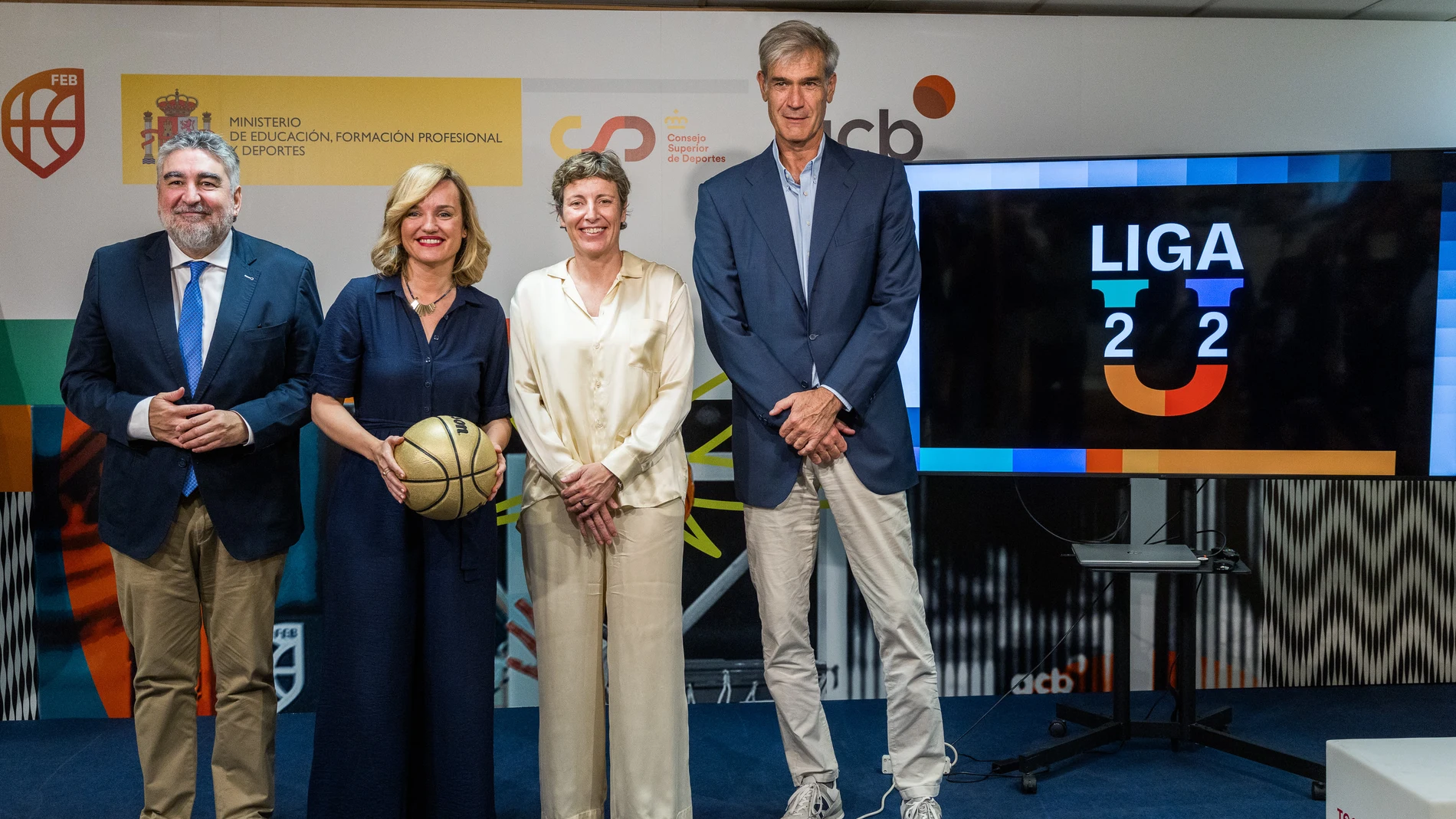 El presidente del Consejo Superior de Deportes (CSD), José Manuel Rodríguez Uribes; la ministra de Educación, Formación Profesional y Deportes, Pilar Alegría; la presidenta de la Federación Española de Baloncesto (FEB), Elisa Aguilar y el presidente de la Liga Endesa, Antonio Martín