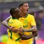 Iqraam Rayners y Arthur Sales celebran el único gol del partido.