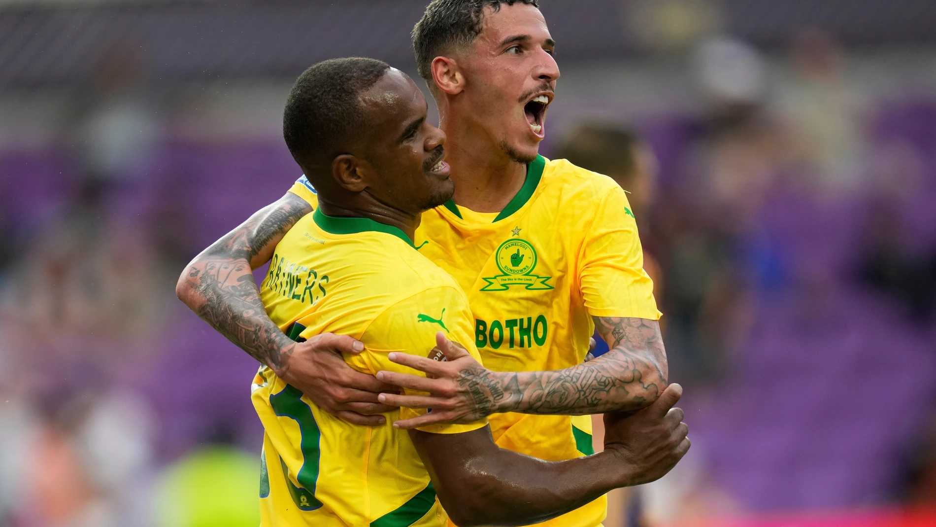 Iqraam Rayners y Arthur Sales celebran el único gol del partido.
