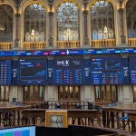 El IBEX registra leve alza del 0,13 %, por encima de los 13.900 puntos, en espera de Fed