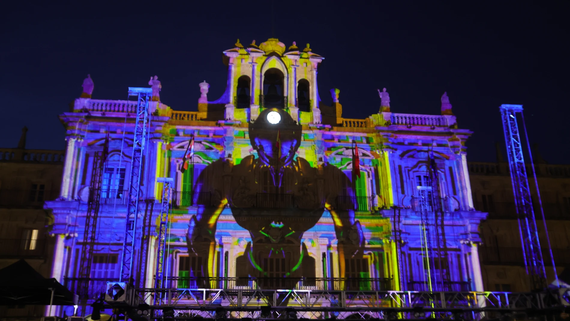 SALAMANCA. 18/06/2025.- La compañía MÁS, Multimedia Álvaro y Sara, proyecta el MAPPING 20 Aniversario FACYL, El latido de la Luz, para celebrar los 20 años del Festival, hoy miércoles en Salamanca. EFE/JMGARCIA
