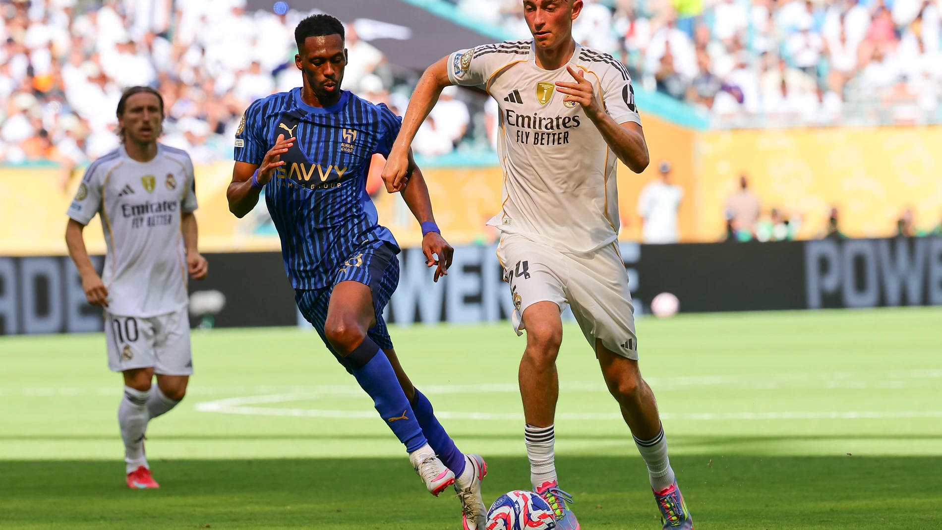 MIAMI (United States), 18/06/2025.- Mohamed Kanno of Al Hilal (L) in action against Dean Huijsen of Real Madrid (R) during the FIFA Club World Cup 2025 soccer match between Real Madrid and Al Hilal AC in Miami, Florida, USA, 18 June 2025. (Mundial de Fútbol) EFE/EPA/CRISTOBAL HERRERA-ULASHKEVICH