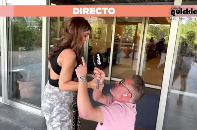 Kiko Hernández, arrodillado ante Raquel Bollo