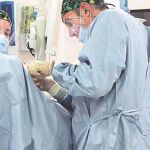 Imagen de doctor Senís en una operación 