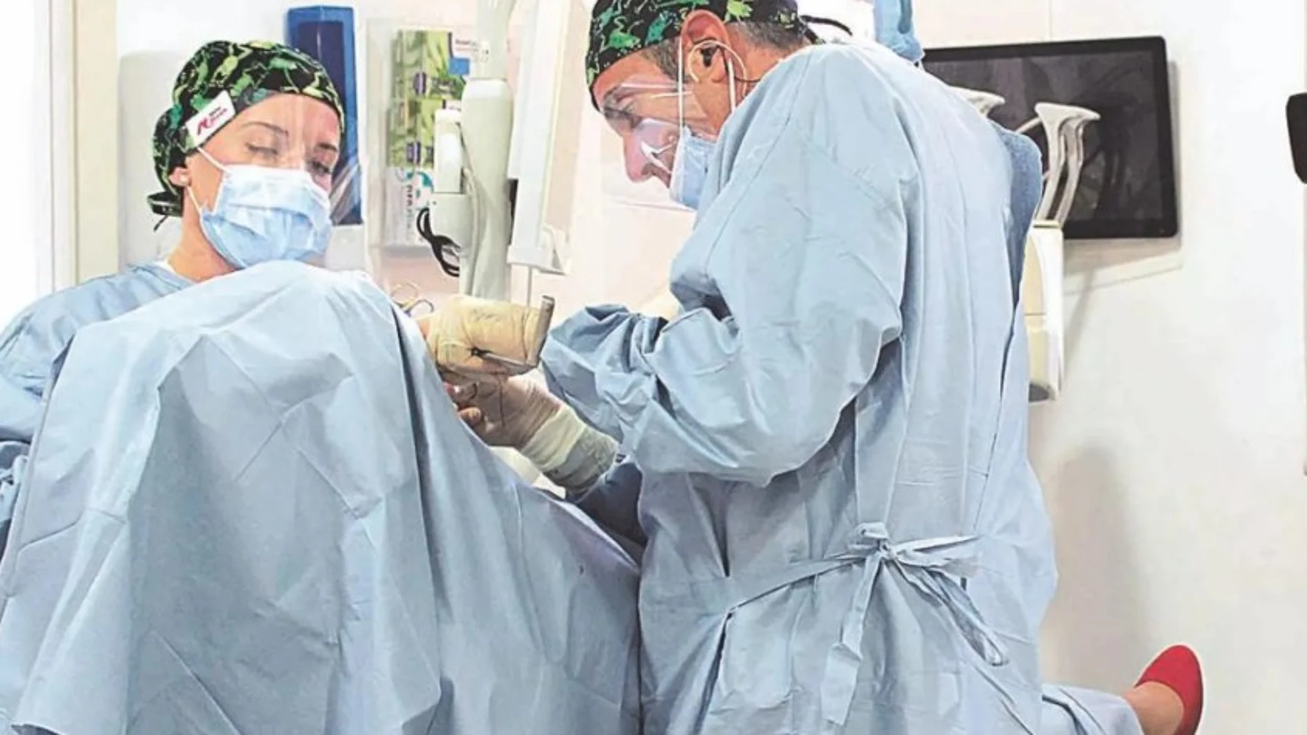 Imagen de doctor Senís en una operación