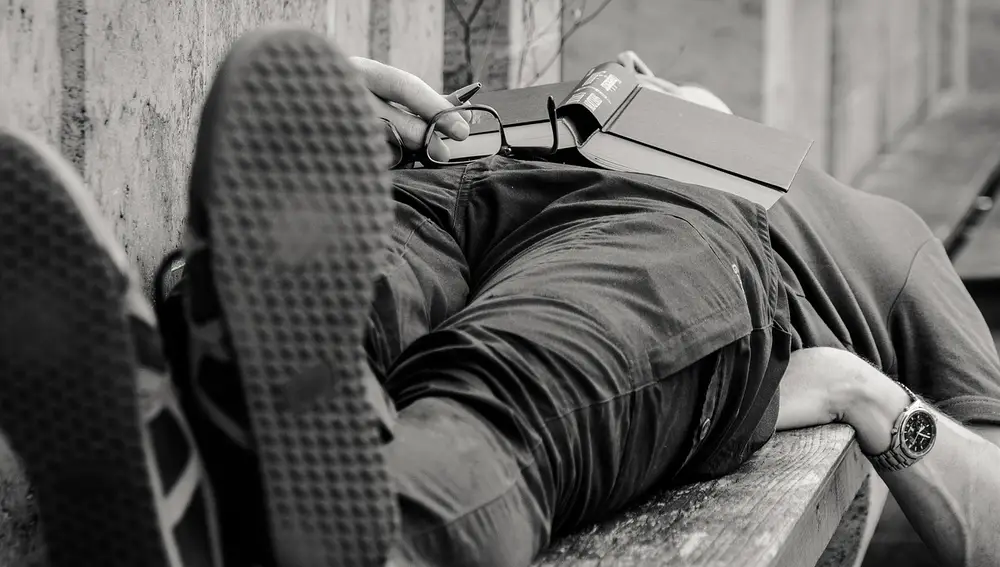 Hombre echando la siesta
