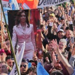 Simpatizantes de la expresidenta Cristina Fernández de Kirchner se concentran en la Plaza de Mayo de Buenos Aires