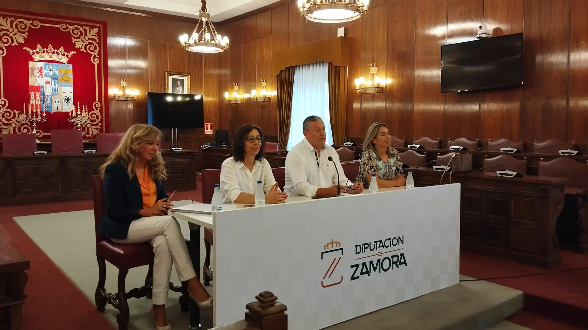 El presidente de la Diputación de Zamora, Javier Faúndez Domínguez, la vicepresidenta tercera y diputada de Fondos Europeos, Amaranta Ratón Fresno, explican la situación a los representantes de las entidades locales
