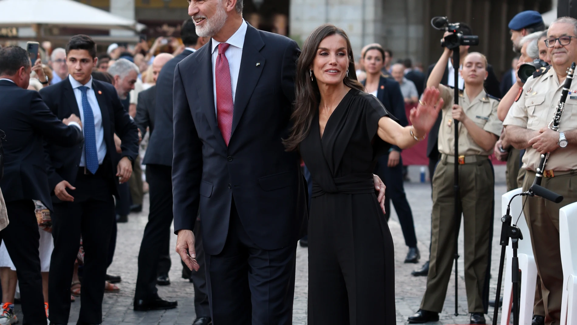 Los Reyes, Felipe IV y Letizia, asisten al concierto de la Unidad de Música de la Guardia Real por el X aniversario de la proclamación del Rey Felipe VI que se celebra en la Plaza Mayor, a 18 de junio de 2025, en Madrid (España) REYES;GENTE;CONCIERTO José Ruiz / Europa Press 18/06/2025