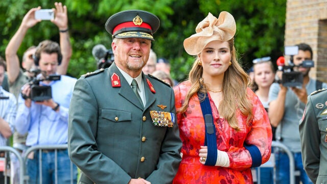 Amalia de Holanda y su padre, el rey Guillermo
