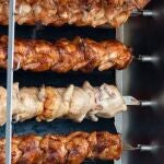 Un asador vertical de pollos al ast