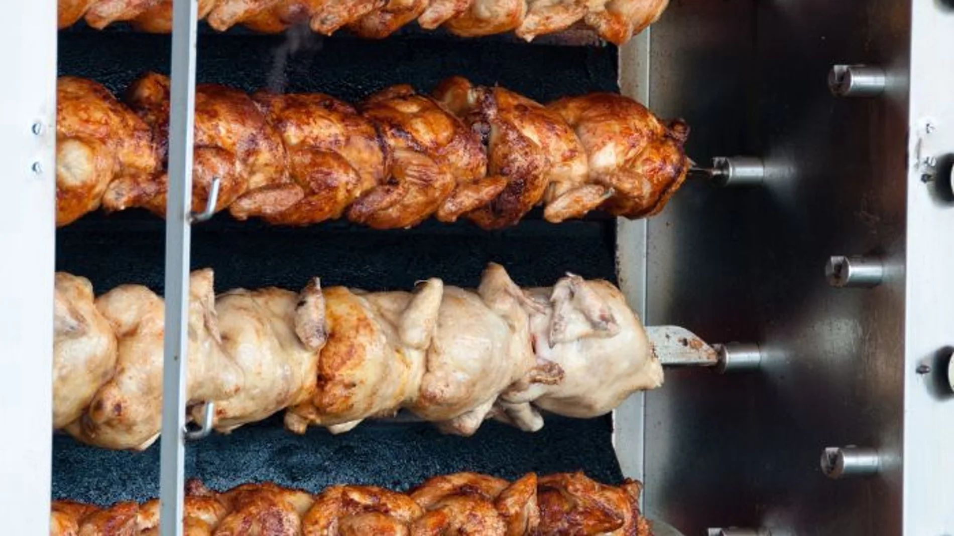 Un asador vertical de pollos al ast