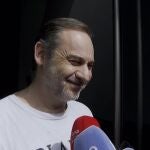 La UCO dice que una mujer intentó sacar un disco duro de casa de Ábalos con la excusa de pasear al perro