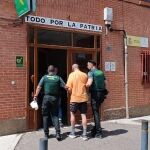 El detenido entra en dependencias de la Guardia Civil