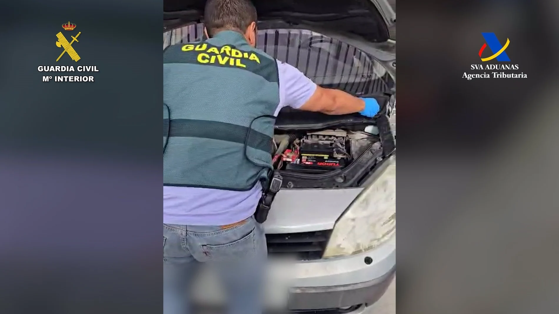 Agente de la Guardia Civil examina el coche del detenido