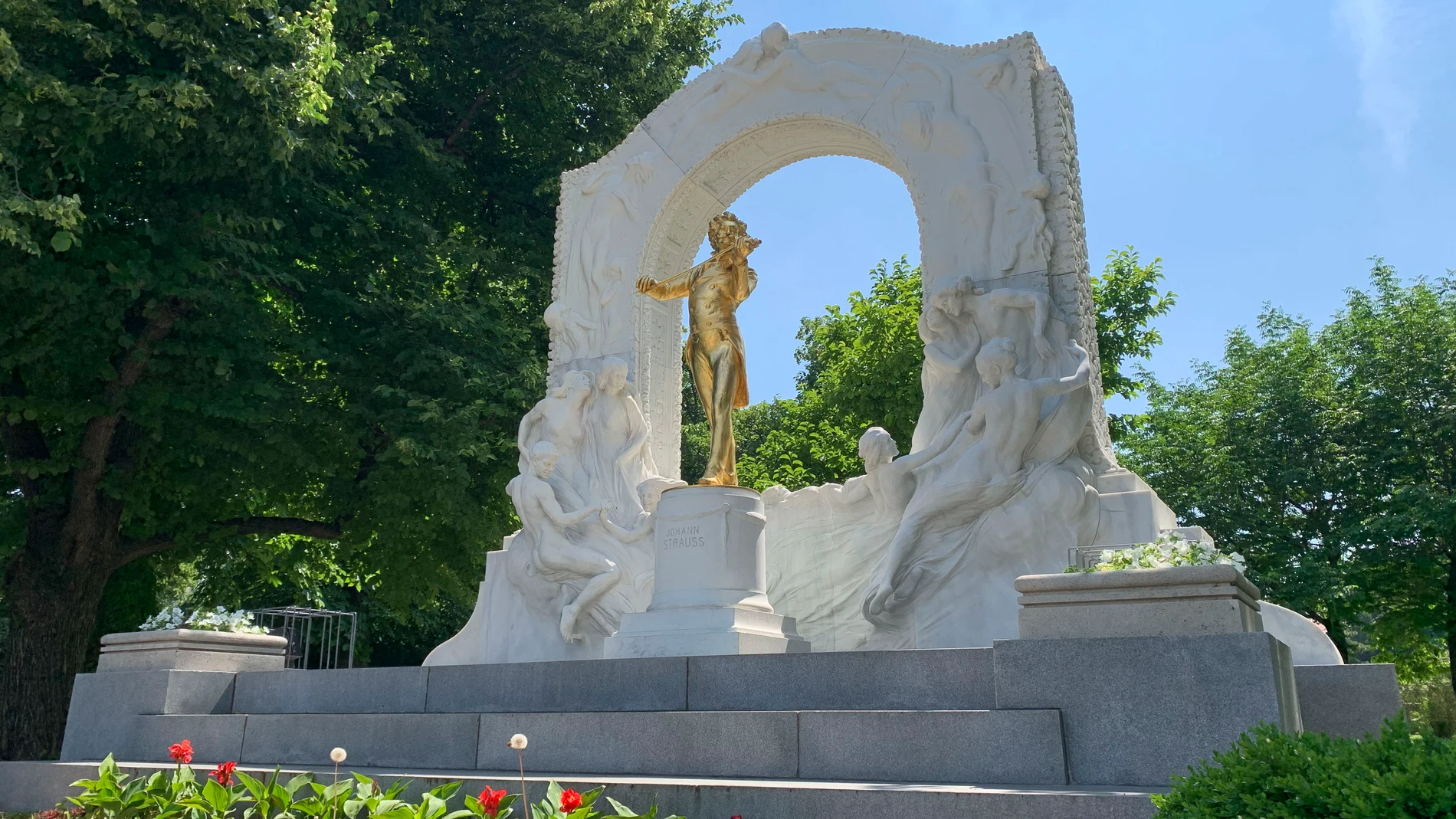 VIENA 18/06/2025.- Viena invita a descubrir al compositor austriaco Johann Strauss (1825-1899) con una yincana que recorre los lugares más importantes de la vida del artista en esa ciudad, y durante la que se puede aprender a bailar el vals con ayuda de la realidad aumentada. EFE/ Olatz Castrillo