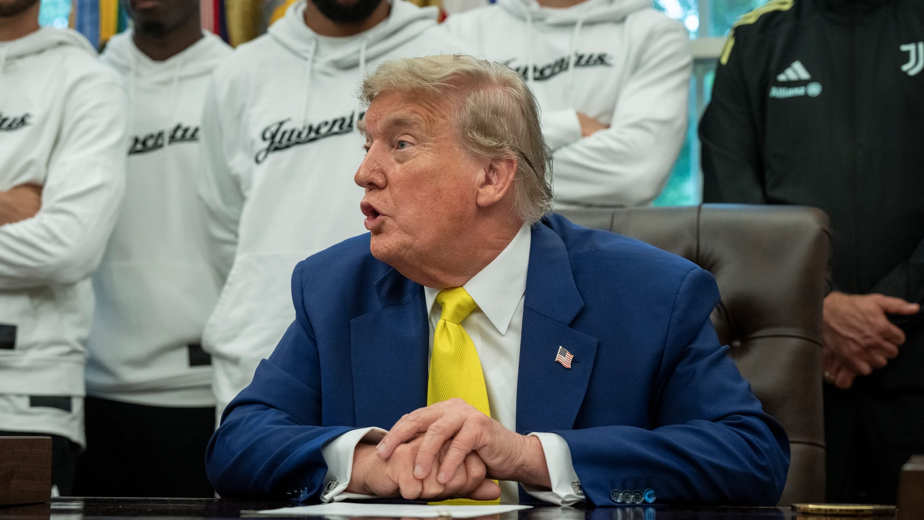 WASHINGTON (United States), 18/06/2025.- US President Donald Trump holds a meeting with members of the Juventus soccer club in the Oval Office of the White House in Washington, DC, USA, 18 June 2025. EFE/EPA/KEN CEDENO / POOL