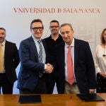 El rector de la Universidad de Salamanca, Juan Manuel Corchado, y el presidente de Fundación Personas, Carlos Martín, suscriben el convenio de colaboración