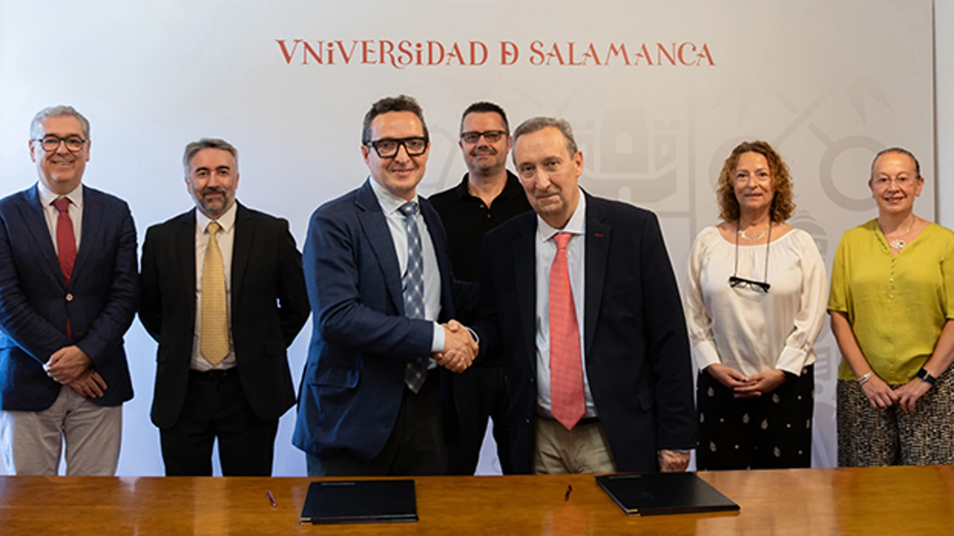 El rector de la Universidad de Salamanca, Juan Manuel Corchado, y el presidente de Fundación Personas, Carlos Martín, suscriben el convenio de colaboración