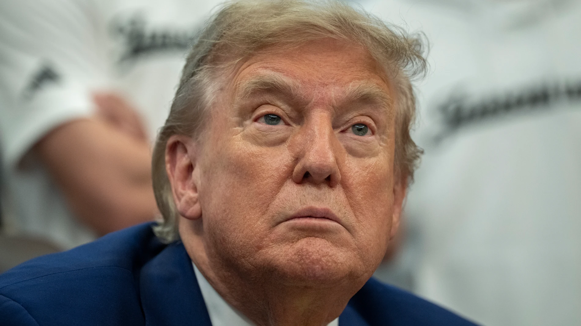 WASHINGTON (United States), 18/06/2025.- US President Donald Trump answers reporters questions during a meeting with members of the Juventus soccer club in the Oval Office of the White House in Washington, DC, USA, 18 June 2025. EFE/EPA/KEN CEDENO / POOL
