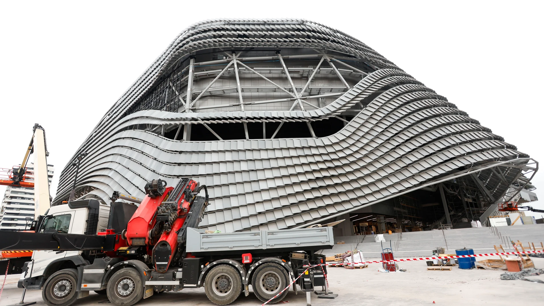 GRAFCVA8248. VALÈNCIA, 18/06/2025.- El Roig Arena, la instalación multiusos que se inaugurará en septiembre, realizó este miércoles una prueba de sonido en la que vecinos de la ciudad pudieron comprobar que el aislamiento acústico instalado, de mas de un metro de grosor y veinte capas de diferentes materiales, retiene dentro del recinto el sonido a la máxima potencia de dos simulacros de conciertos simultáneos. EFE/Miguel Ángel Polo