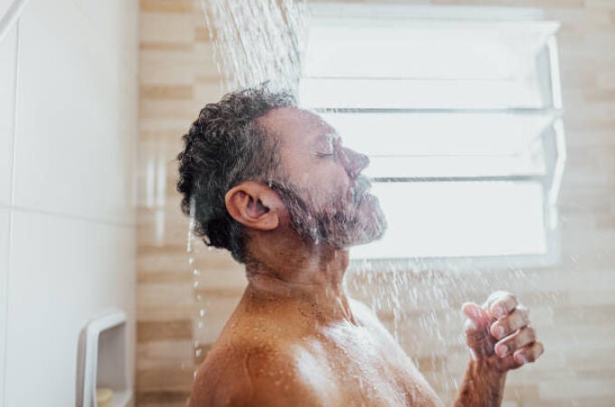 Imagen de archivo de un hombre duchándose
