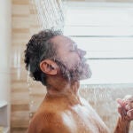 Imagen de archivo de un hombre duchándose