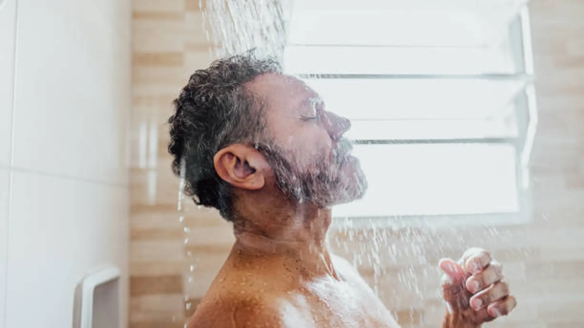 Imagen de archivo de un hombre duchándose