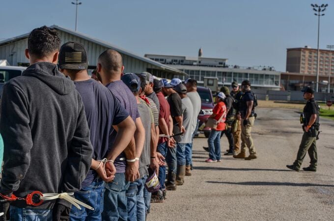 ICE detiene a 84 migrantes, incluyendo "criminales" mexicanos, en un hipódromo en Luisiana