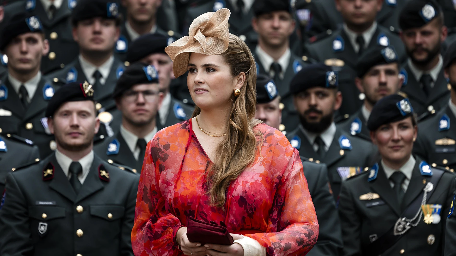Amersfoort (Netherlands), 18/06/2025.- Princess Amalia of the Netherlands (C) poses for a group photo during a ceremony at the Prince Bernhard Barracks in Amersfoort, The Netherlands, 18 June 2025, with the Dutch king to present a new standard to the Regiment Huzaren Prinses Catharina-Amalia, a cavalry regiment of the Royal Netherlands Army. (Países Bajos; Holanda) EFE/EPA/REMKO DE WAAL