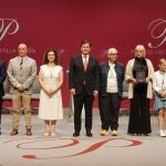El presidente Alfonso Fernández Mañueco junto con los galardonados con los Premios Castilla y León 2024