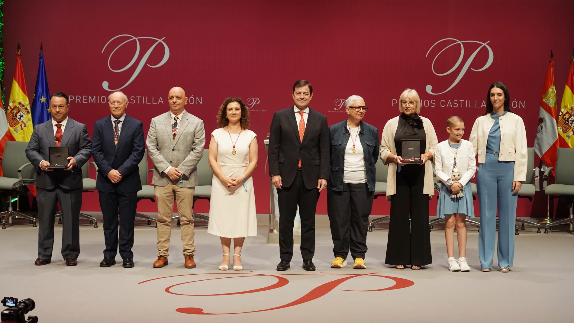 El presidente Alfonso Fernández Mañueco junto con los galardonados con los Premios Castilla y León 2024