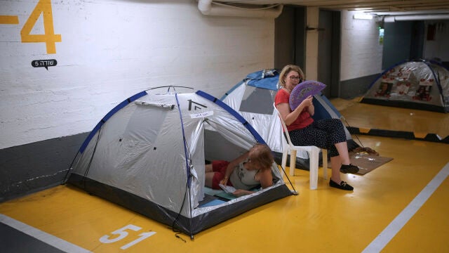 Vecinos se protegen en un parking de Tel Aviv contra los misiles iraníes