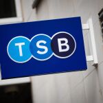 Economía.- Santander se "acerca" a Sabadell para abordar la compra de su filial británica TSB, según 'Sky News'