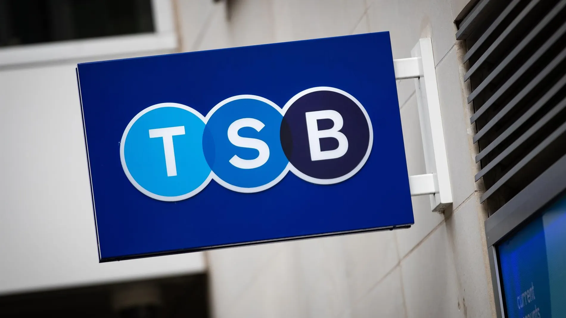 Economía.- Santander se "acerca" a Sabadell para abordar la compra de su filial británica TSB, según 'Sky News'