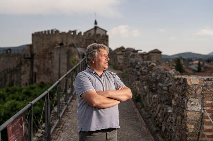 Javier del Valle Morales, alcalde de Buitrago del Lozoya, el pasado 18 de junio en la muralla del municipio.