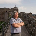Javier del Valle Morales, alcalde de Buitrago del Lozoya, el pasado 18 de junio en la muralla del municipio.
