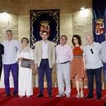 (I a D ) Cuco Pérez, José Antonio Ortega "Toño"; Mercedes, viuda del compositor zamorano integrante de la formación Candeal Félix Pérez; el presidente de la Junta de Castilla y León, Alfonso Fernández Mañueco; el alcalde de la localidad vallisoletana de Villalar de los Comuneros Luis Alonso Laguna; Vanesa Muela; el folclorista y cantautor Jaime Lafuente, en el acto de homenaje al ‘Folk Castellano y Leonés’